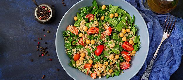 Quinoa-Salat mit Tangy-Tahini-Soße