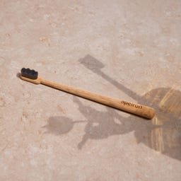 Apeiron Bambuszahnbürste FINIDENT - Schwarz