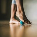 GAIAM Bola estructurada para masaje de pies